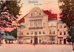 Humpolec, Horní (Riegrovo) náměstí, okresní dům, vlevo hostinec Na lázni